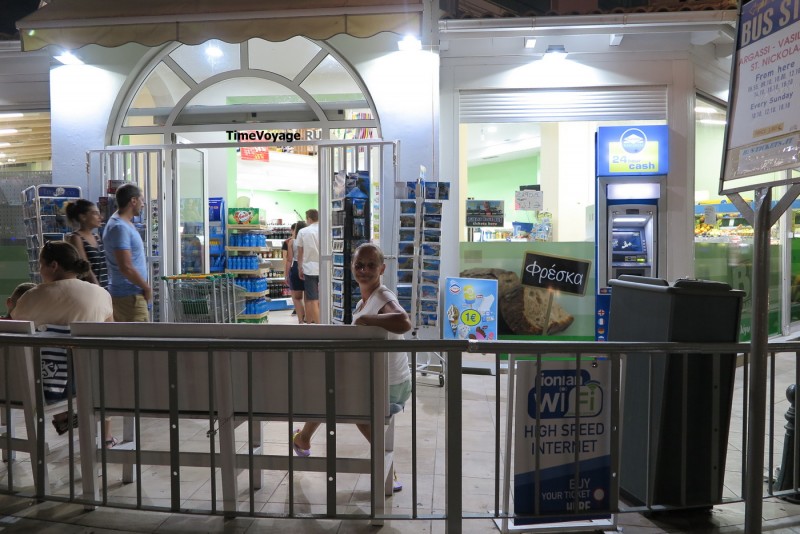 Ingresso al negozio di alimentari BAZAAR (Argassi, Zakynthos, Grecia)