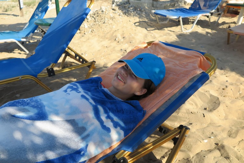 Ελλάδα, νησί της Ζακύνθου, Άνω Βασιλικός, παραλία κοντά στο ξενοδοχείο Acquero Studios - ομπρέλες, ξαπλώστρες