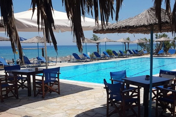 Griechenland, Insel Zakynthos, Ano Vasilikos, Strand in der Nähe des Hotels Acquero Studios - Strandcafé mit Pool "Caretta Bar"