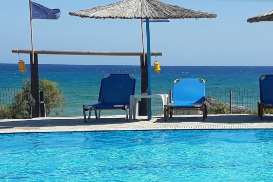 Ελλάδα, νησί της Ζακύνθου, Άνω Βασιλικός, παραλία κοντά στο ξενοδοχείο Acquero Studios - παραλιακό καφέ με πισίνα "Caretta Bar"