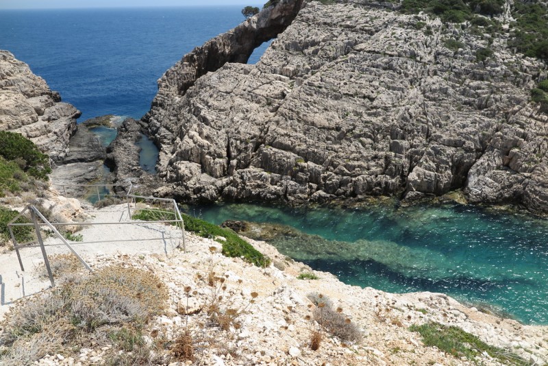 Греция, остров Закинф, Коракониси – спуск в бухту